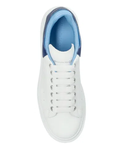Alexander Mcqueen Sneakers Oversize In Pelle Bianca E Talloncino In Pelle Scamosciata Blu Avio In White
