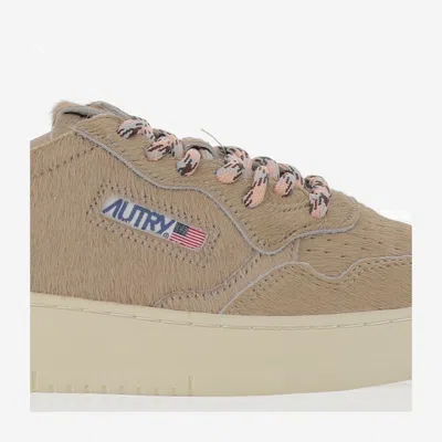 Autry Medalist Low Sneakers In Neutral