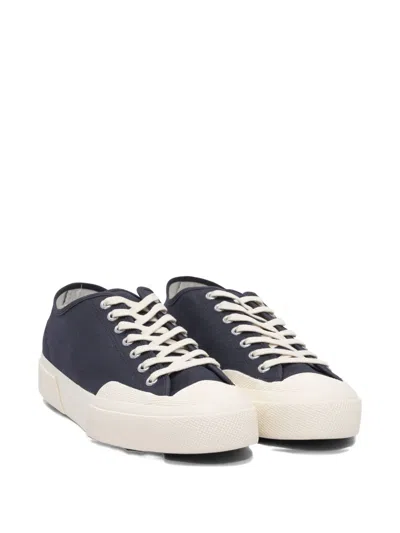 系带帆布运动鞋