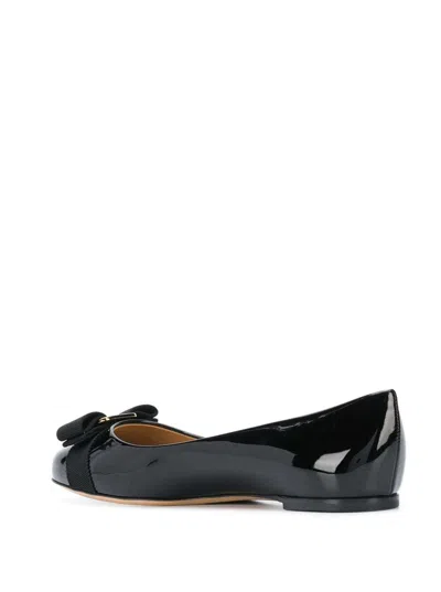 Ferragamo Varina Bow-embellished Patent-leather Ballet Flats In Black