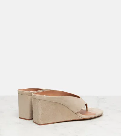 Alaïa Cube 75 Suede Wedge Thong Mules In Neutral