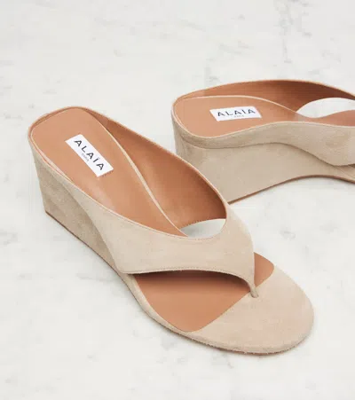 Alaïa Cube 75 Suede Wedge Thong Mules In Neutral