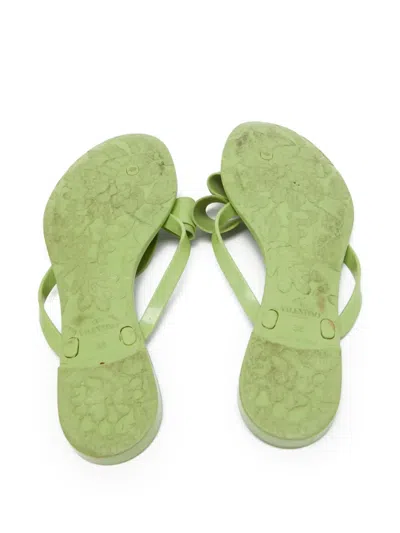 Pre-owned Valentino Garavani Bow-detailed Flip-flops In Green