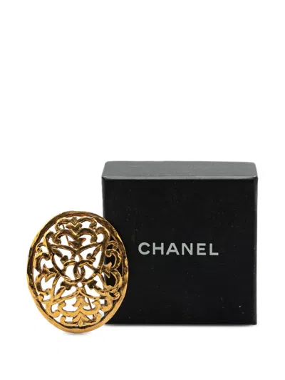Pre-owned Chanel 20th Century Gold Plated Round Brooch Costume Brooch