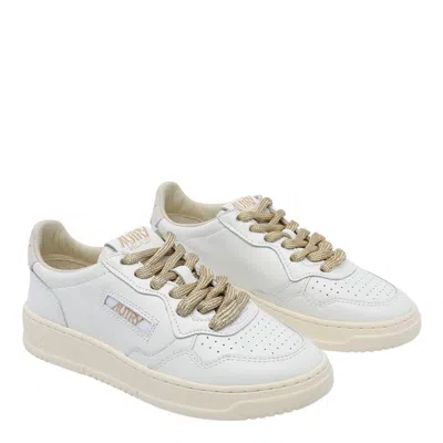 Autry Medalist Low Sneakers In White Leather And Suede Heel Tab In Neutral