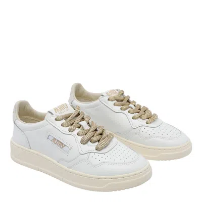 Autry Medalist Low Sneakers In White Leather And Suede Heel Tab In White