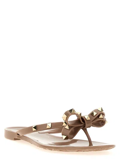 Valentino Garavani Rockstud Thong Sandals In Brown