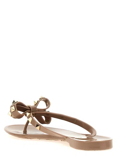 Valentino Garavani Rockstud Thong Sandals In Brown