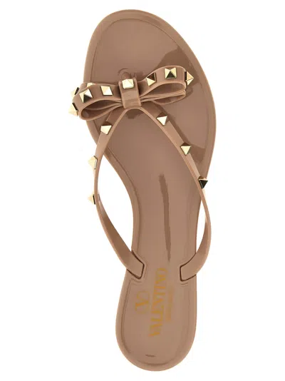 Valentino Garavani Rockstud Thong Sandals In Brown