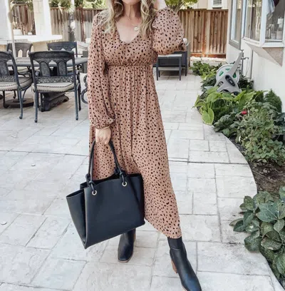 Gilli Abstract Side Cut Out V-neck Midi Dress In Brown In Brown