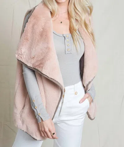 La Miel Sherpa Vest In Dusty Pink