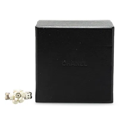Pre-owned Chanel Silver White Metal Band Ring ()