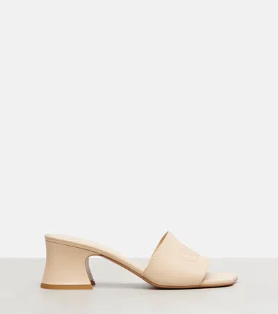 Chloé Soleil 55 Shiny Leather Mules In Neutral