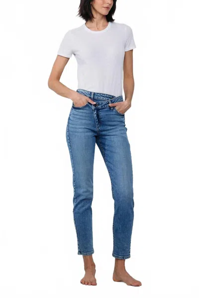 Sneak Peek Warped Jeans In Medium In Blue
