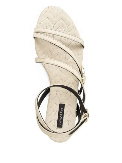 Patrizia Pepe クリスクロス フラットサンダル In Neutral
