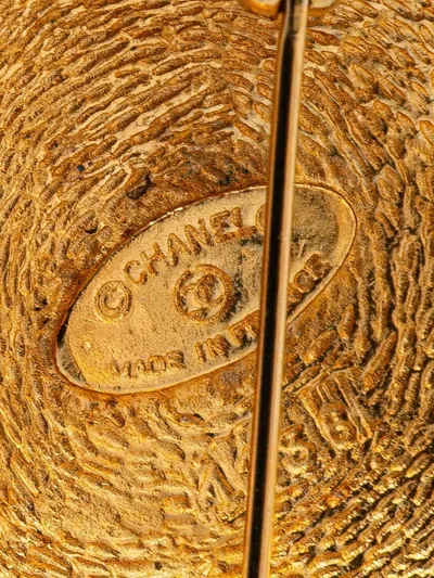 Pre-owned Chanel 1970-1980 Gold Plated Cc Round Brooch Costume Brooch