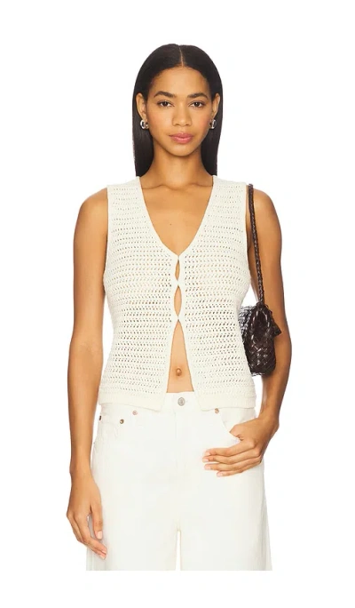 Astr Taimi Sweater Vest In White