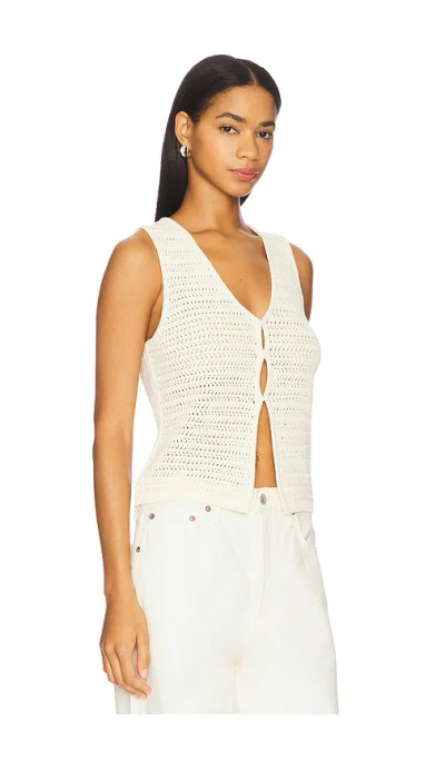 Astr Taimi Sweater Vest In White