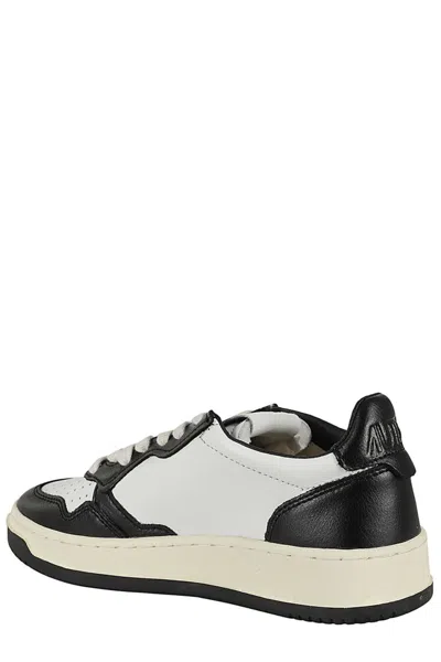 Autry 'medalist' White And Black Low Top Sneakers With Logo Patch In White
