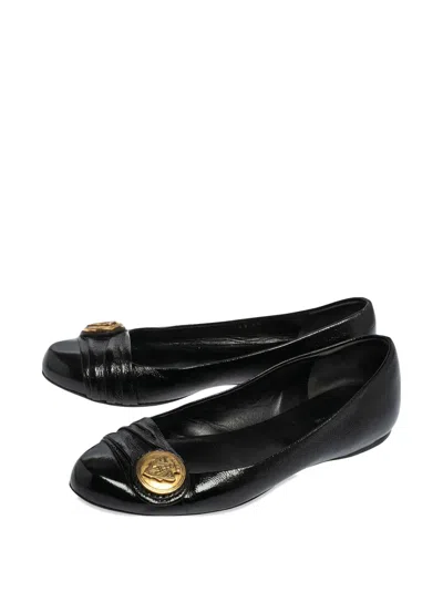 Pre-owned Gucci Hysteria Crest-button Patent Leather Flats In Black