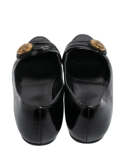 Pre-owned Gucci Hysteria Crest-button Patent Leather Flats In Black
