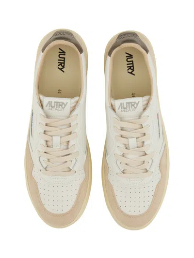 Autry Medalist Low Sneakers In Neutral