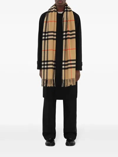 Burberry Sciarpa In Cashmere A Quadri In Neutral