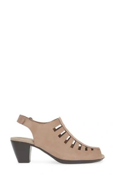 Munro Abby Sandal In Taupe Nubuck