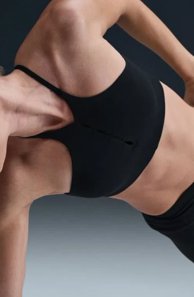 Nike Keyhole Sports Bra In Black