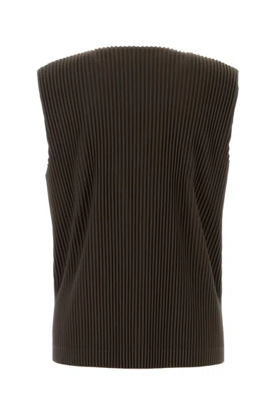 Issey Miyake Textured Pleated Ribbed Sleeveless V-neck Vest In Green