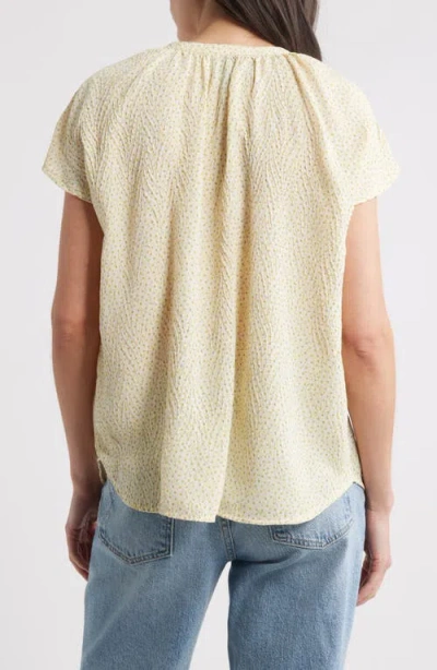Bobeau Daisy Print Henley Top In Yellow