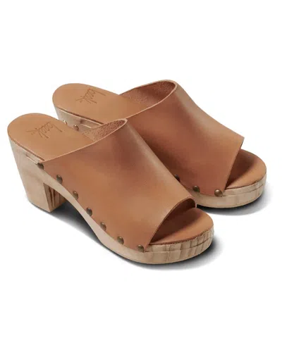 Beek Women's Peacock Sandal In Honey In Brown