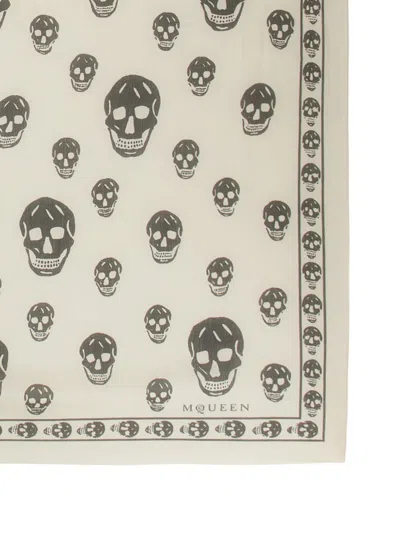 Alexander Mcqueen Skull Printed Frayed-edge Scarf In White