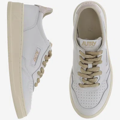Autry Medalist Low Sneakers In White Leather And Suede Heel Tab In White