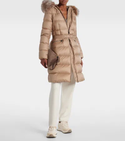 Moncler Doudoune Longue À Capuche Bordée De Shearling Boedic In Brown