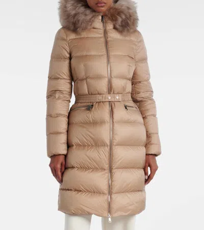 Moncler Doudoune Longue À Capuche Bordée De Shearling Boedic In Brown