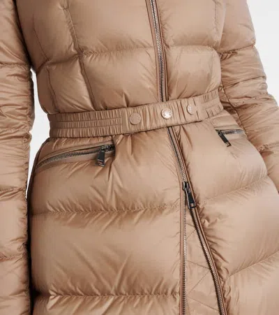 Moncler Doudoune Longue À Capuche Bordée De Shearling Boedic In Brown