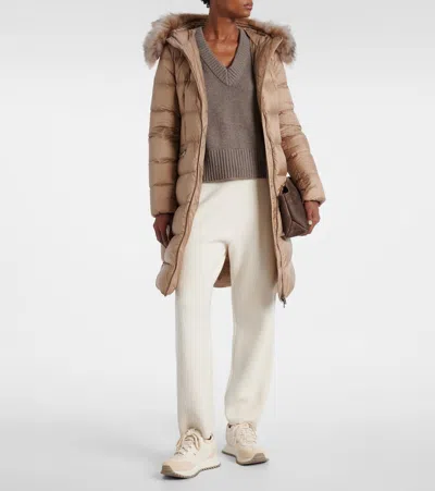 Moncler Doudoune Longue À Capuche Bordée De Shearling Boedic In Brown