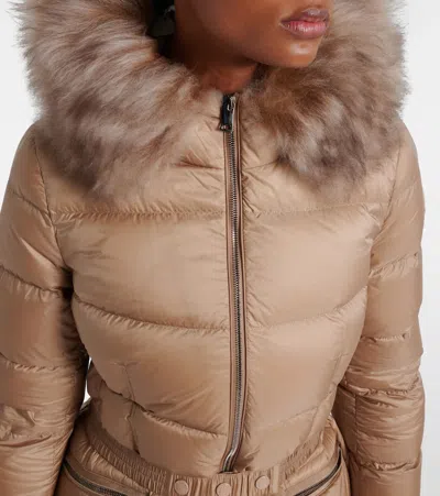 Moncler Doudoune Longue À Capuche Bordée De Shearling Boedic In Brown