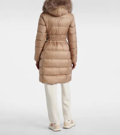 Moncler Doudoune Longue À Capuche Bordée De Shearling Boedic In Brown