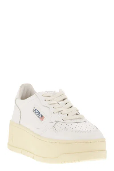 Autry Sneakers Medalist Platform In Suede And Leather White And Gray.