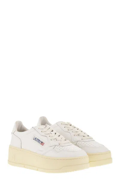 Autry Sneakers Medalist Platform In Suede And Leather White And Gray.