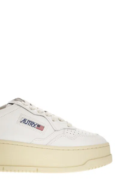 Autry Sneakers Medalist Platform In Suede And Leather White And Gray.