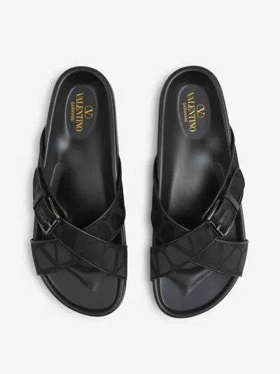 Valentino Garavani Logo Print Flip Flops In Black