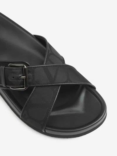 Valentino Garavani Logo Print Flip Flops In Black