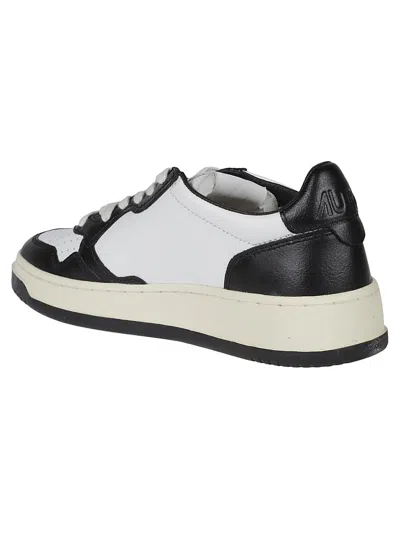 Autry 'medalist' White And Black Low Top Sneakers With Logo Patch In Black
