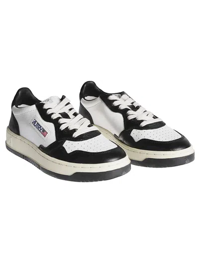 Autry 'medalist' White And Black Low Top Sneakers With Logo Patch In Black