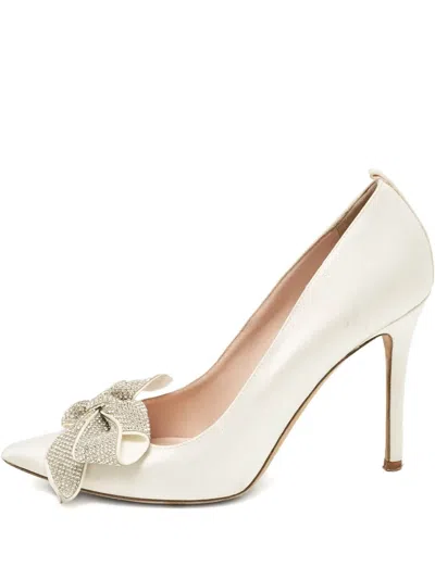 Pre-owned Sjp By Sarah Jessica Parker  100mm Rhinestone-bow Pumps In White
