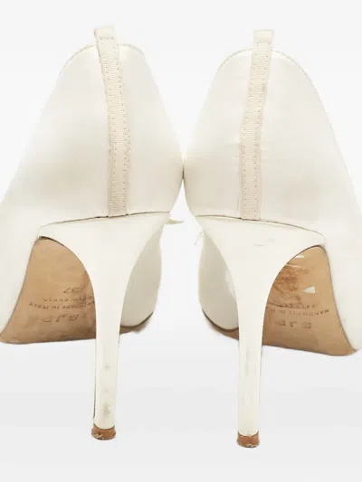 Pre-owned Sjp By Sarah Jessica Parker  100mm Rhinestone-bow Pumps In White