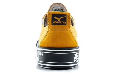 Mizuno Court S Low Yellow/white In Orange
